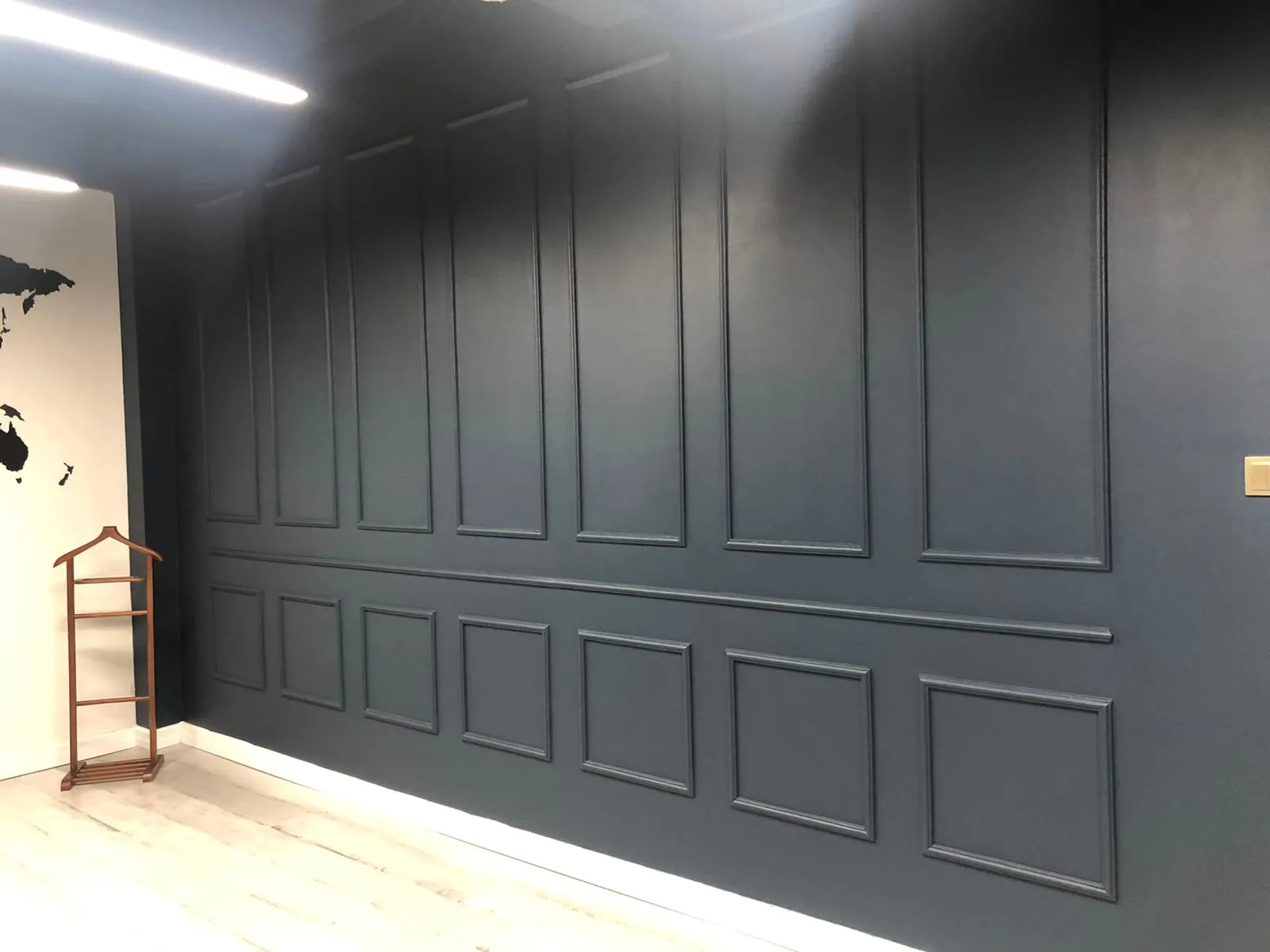 klasik duvar çıta modeli salon dekorasyonu