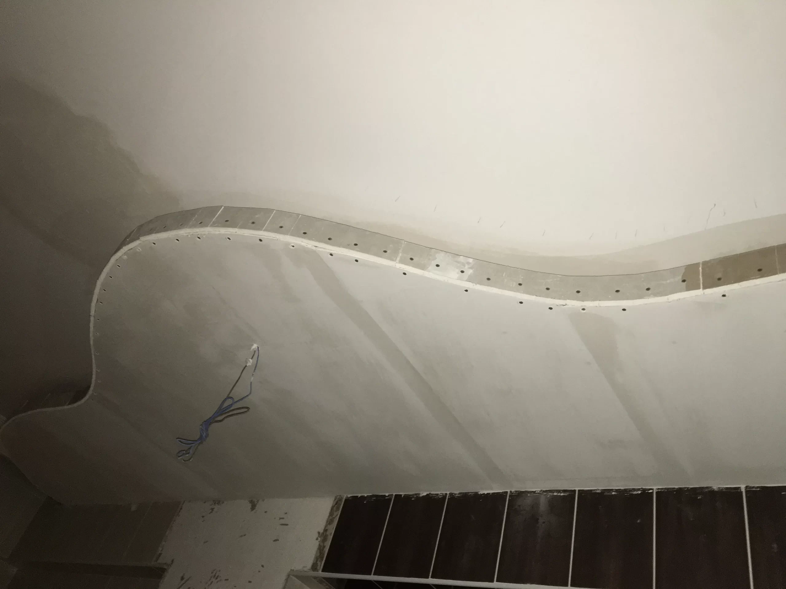 küçük salon LED aydınlatmalı asma tavan